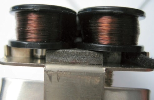 Magneten unter zwei Spulen