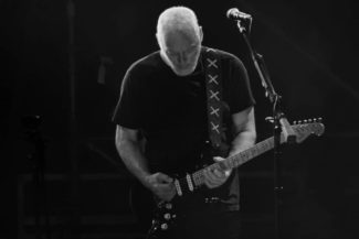 https://commons.wikimedia.org/wiki/File:David_Gilmour_Rattle_That_Rock_World_Tour_(23745483622).jpg