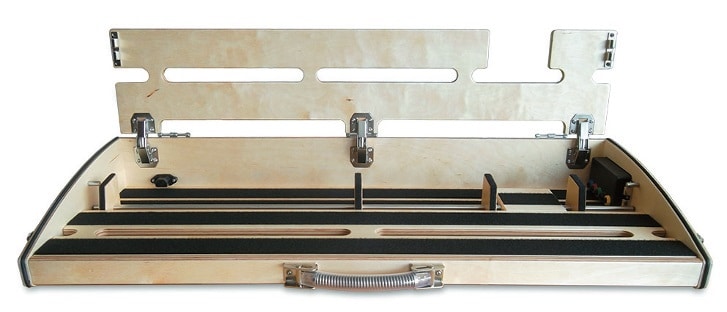 Wahre Luxusliner sind die Pedalboards von Schmidt Array, mit klappbarer zweiter Ebene u.v.a. Features.