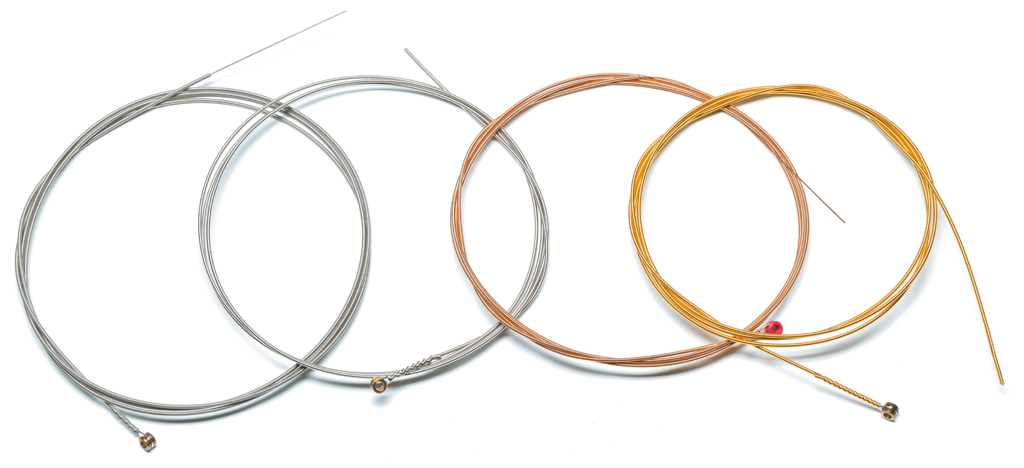 Verschiedene Legierungen (v.l.n.r.): Stainless Steel, Nickel Plated Steel, Phosphor Bronze, Gold