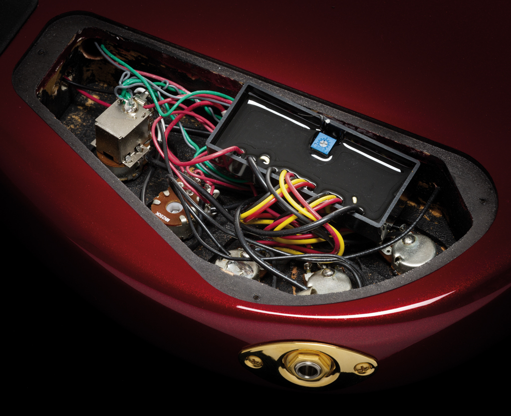 Großes E-Fach für die aktive Elektronik