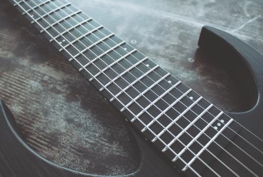 Sieben Saiten Gitarre