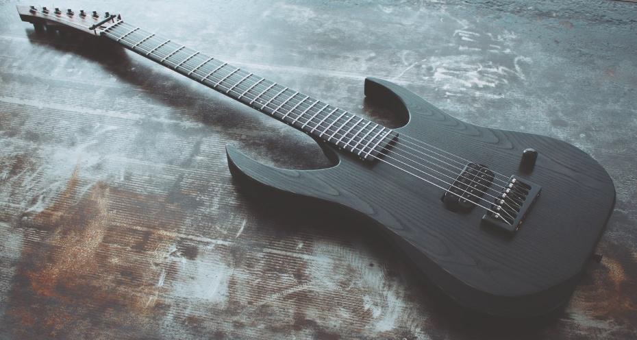 Sieben Saiten Gitarre