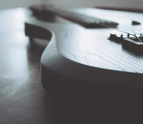 Sieben Saiten Gitarre