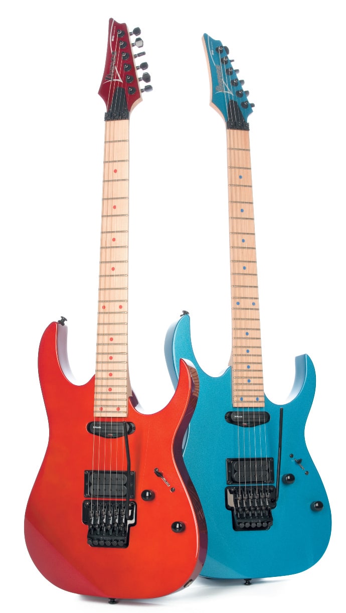 Zwei E-Gitarren von Ibanez, rot und blau, stehend