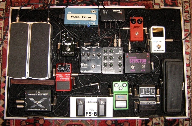 Pedalboard:TC Polytune->MXR Dynacomp->Vol.Ped.->TC Chorus->Whirlwind AB->DOD Master Switch->Wah Ped.->TS 9->MXR Delay->Crossroads Signal Director->RC 2 Loop Station-> Vol.Ped