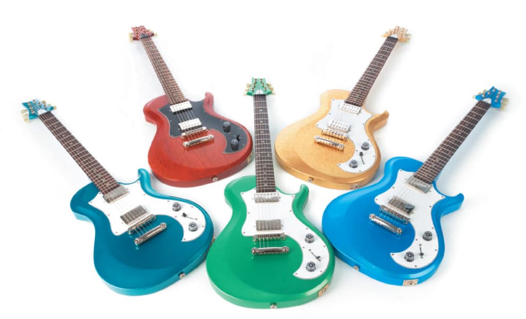 Fünf E-Gitarren von PRS in verschiedenen Farben, liegend