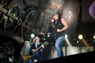 Angus Young auf der Bühne mit AC/DC