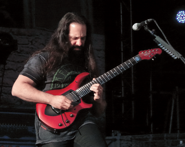 John Petrucci mit roter Gitarre