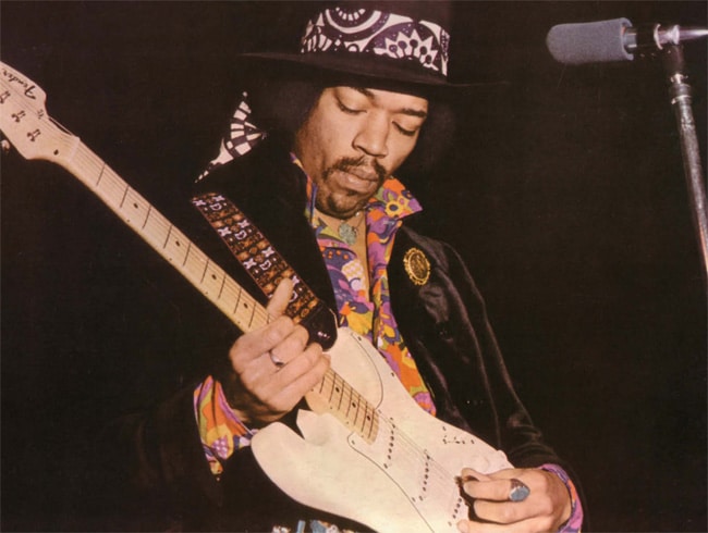 Jimi Hendrix mit seiner E-Gitarre