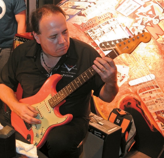 John Cruz an der Gitarre