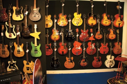 E-Gitarren in einem Showroom