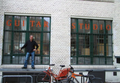 Jörg Kuhlo vor dem Guitar Studio