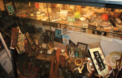 Vitrine mit Retro Memorabilia