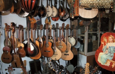 Alte Banjos und Gitarren