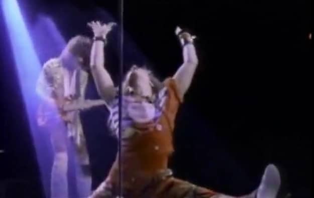 Van Halen performen Jump