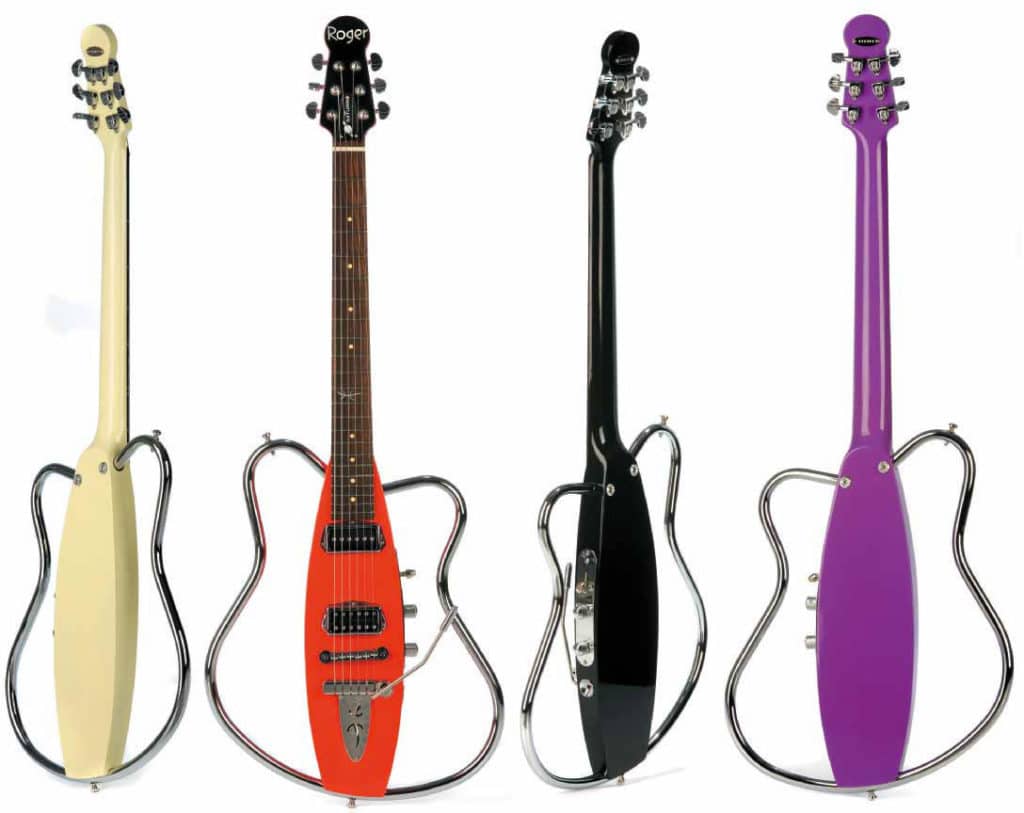 Vier ungewöhnliche E-Gitarren in verschiedenen Farben