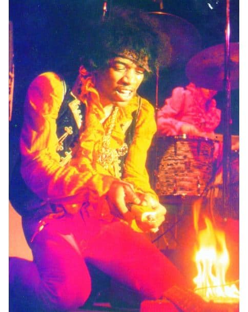 Jimmi Hendrix verbrennt auf der Bühne seine Gitarre