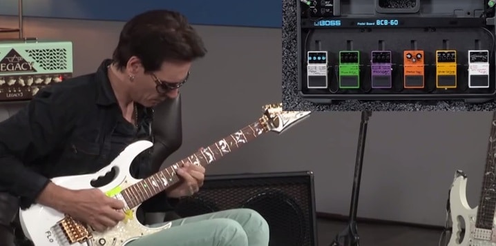 Steve Vai mit Gitarre