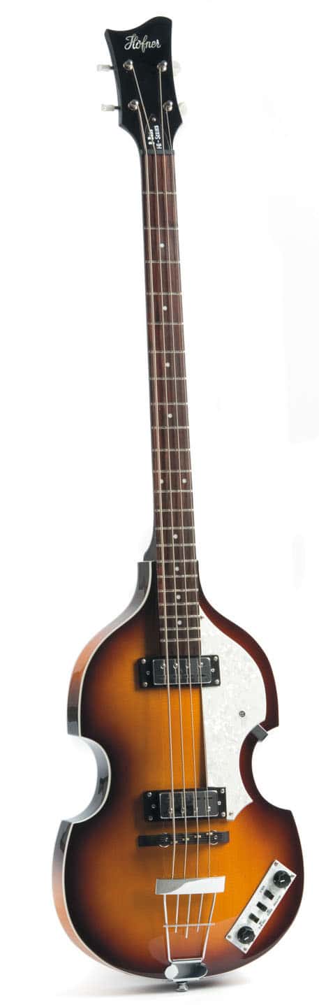 E-Bass mit Hohlkorpus im Violinendesign von Höfner, stehend