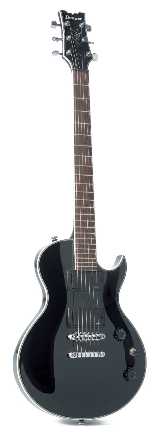 E-Gitarre von Ibanez im Les-Paul-Syle, schwarz, stehend