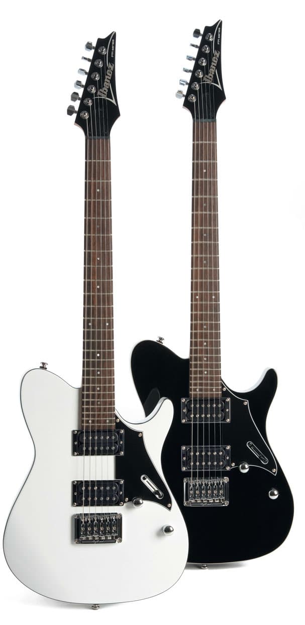 Zwei E-Gitarren von Ibanez, schwarz und weiß, stehend