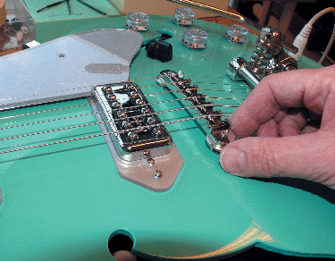 epiphone-Steghöhe-und-Saitenlage-eingestellt