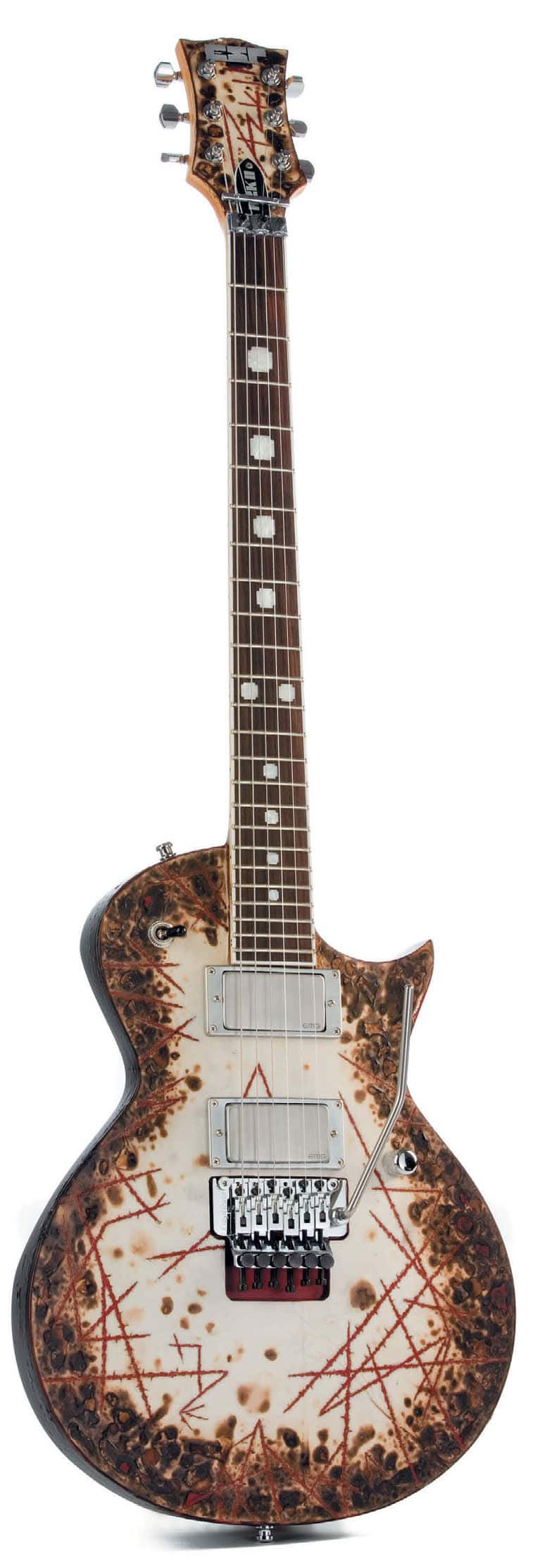 E-Gitarre im Les-Paul-Style von ESP, mit voll brontaler Rrrrammstein-Pyro-Kokel-Oberfläche, stehend