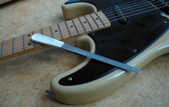fender-squier-entschärfung-der-Bundenden