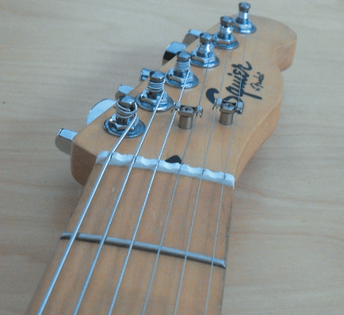 fender-squier-halbrunde-aushöhlungen