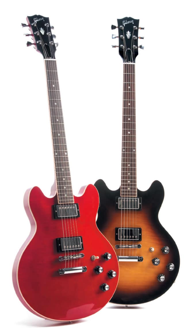 Zwei E-Gitarren von Gibson, stehend