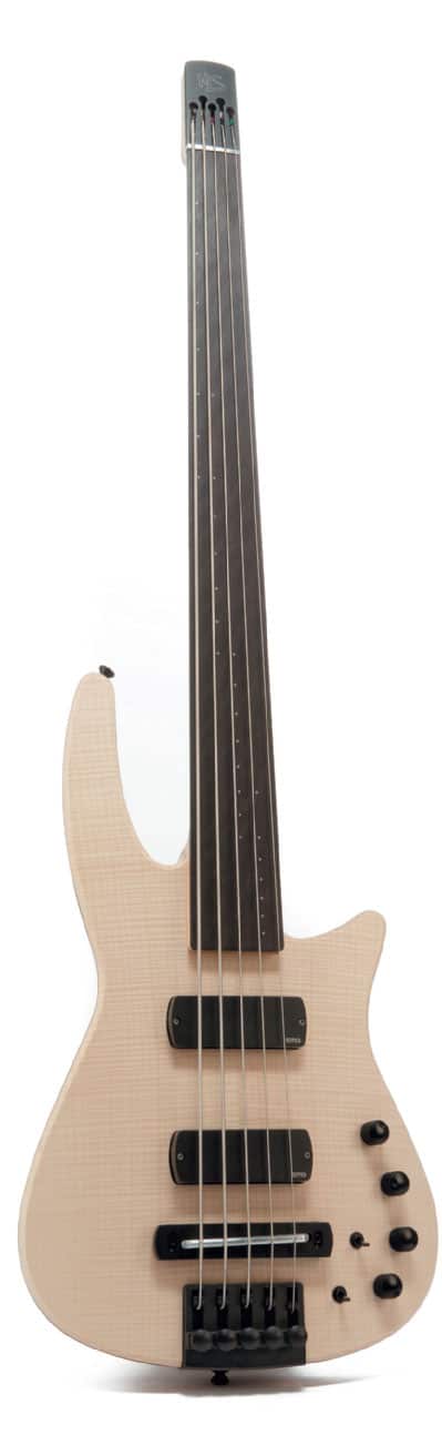 Fünfsaitiger E-Bass von NS Design, stehend
