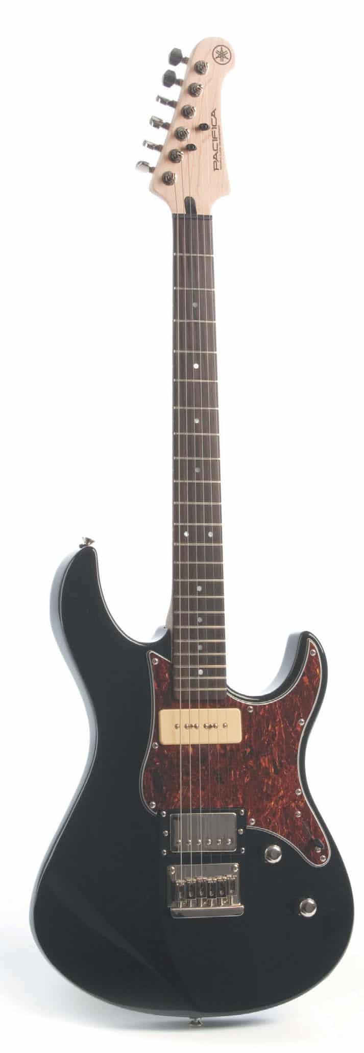 E-Gitarre im Strat-Style von Yamaha, schwarz, stehend