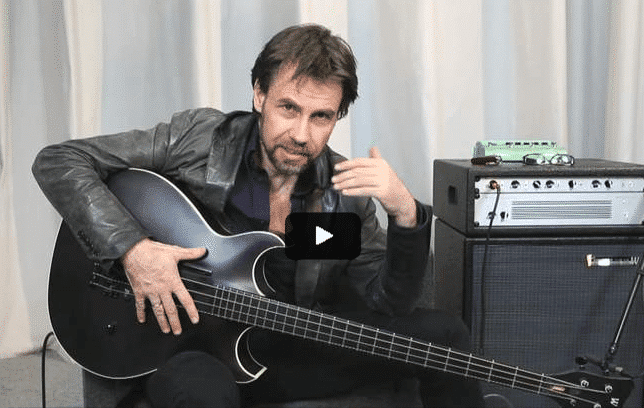 Jonas Akkorde auf dem Bass GITARRE & BASS