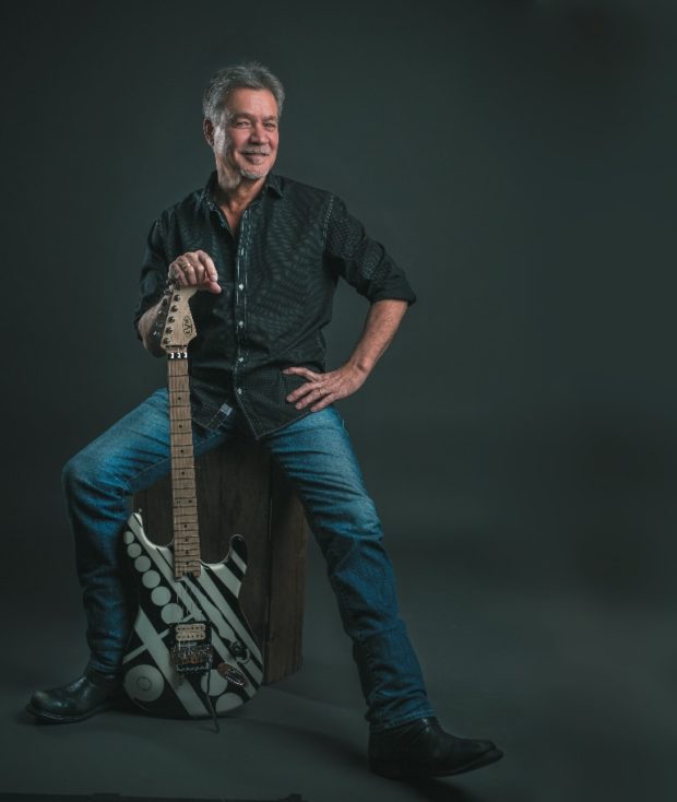 Der Songwriter Eddie Van Halen mit seiner Gitarre