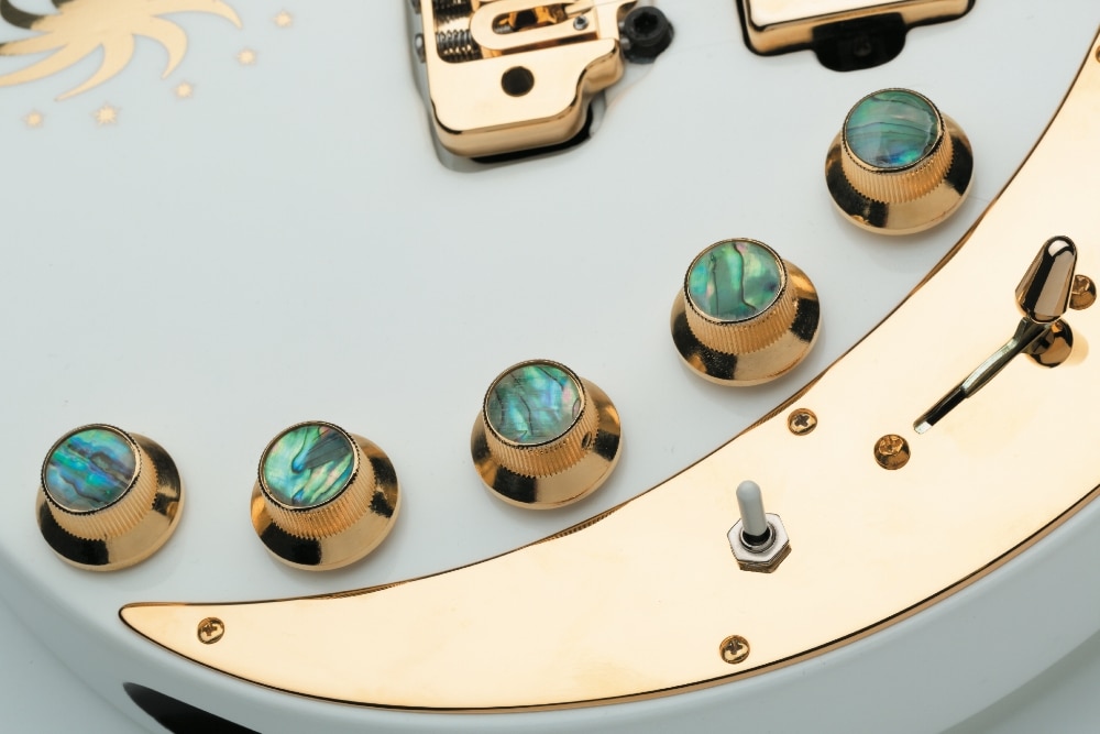 Eine aufwendige ReglerSektion mit MasterVolume, Master-Gain und einem aktiven 3-Band-EQ