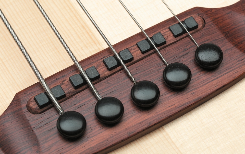 Im Palisandersteg sitzen fünf passive Piezo-Tonabnehmer.