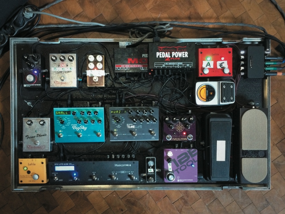 Die Amps kommen von kleinen Herstellern: Tonehunter Combo und ein Realtone-Top mit Kammler-Box. Daneben Ulrich Rodes von Ruben Roeh aus Hamburg neu konzipiertes Board für die laufende BAP-Tour.
