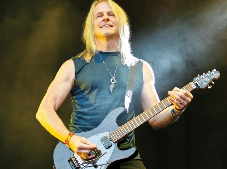 Steve Morse mit seiner Gitarre