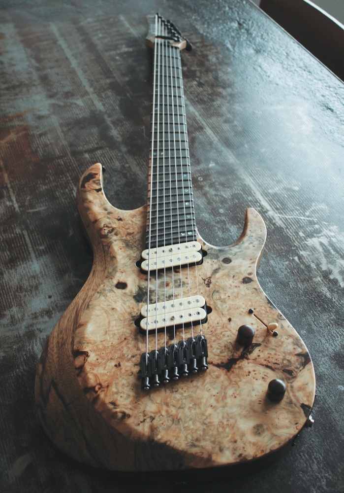 Kiesel Guitars AM7: Semi-Custom mit anhören! Multiscale Konstruktion