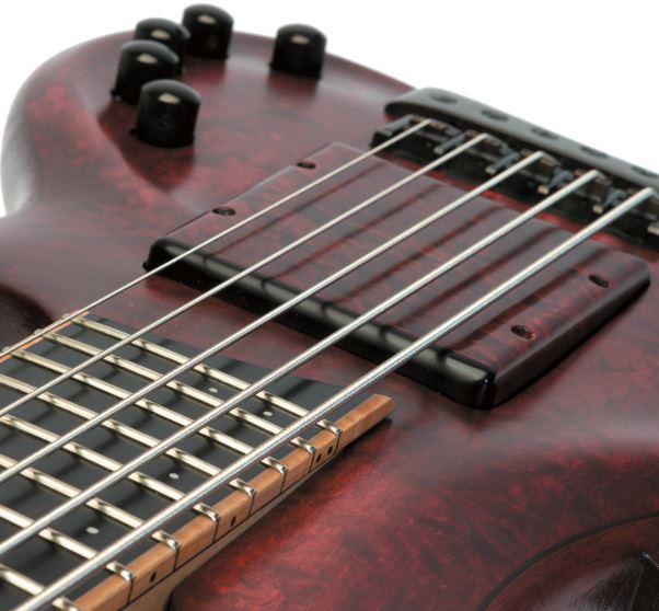 Unter der großen Holzkappe sitzen drei präsenzstarke Singlecoils von Bassculture.