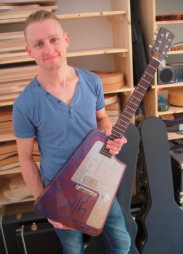 Oliver Baron posiert mit der finale Version der Custom Trapezoid Hollow für Gibbons