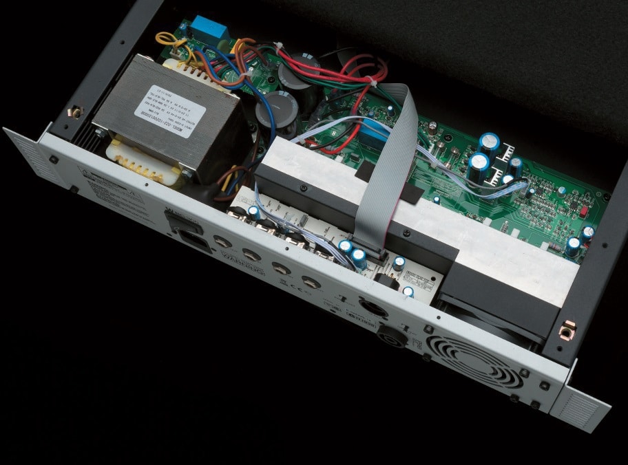 Bewährte Analogtechnik mit dickem Netztrafo