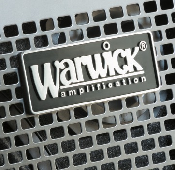 Das Hersteller-Logo wurde direkt vor dem hochwertigen Hornhochtöner platziert.