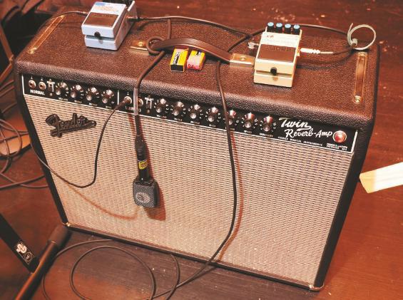 gitarrist-james-burton-fender-twin-reverb-mit-boss-effekten