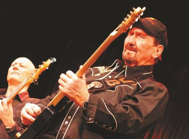 gitarrist-james-burton-mit-bassist-willi-langer