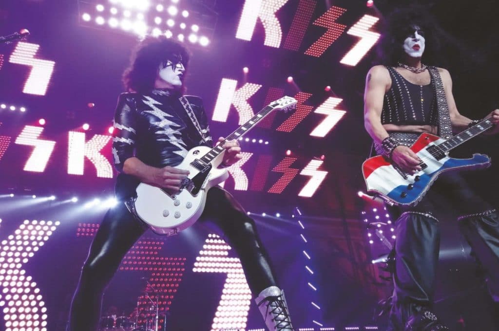 TOmmy Thayer und Paul Stanley onstage with Kiss
