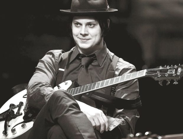 Jack White mit seiner Gitarre