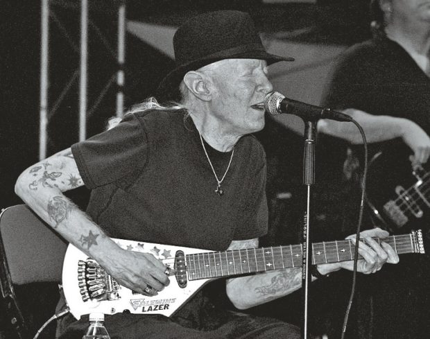 Johnny Winter mit Gitarre