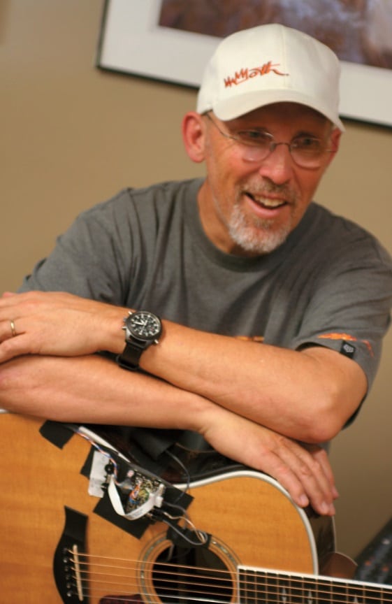 Akustik-Pickup-Guru Lloyd Baggs mit Testgitarre.